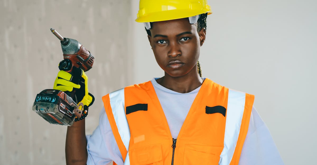 découvrez tout ce qu’il faut savoir sur le drill : définition, origine du genre musical, artistes emblématiques et son influence sur la scène musicale actuelle.