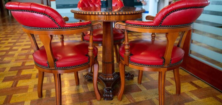 découvrez l'élégance intemporelle du mobilier en bois laqué : des meubles raffinés, finition brillante, parfaits pour sublimer votre intérieur avec modernité et sophistication.