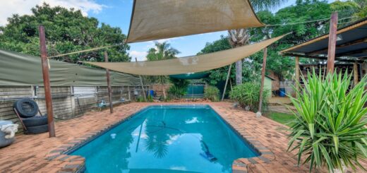 protégez votre piscine avec un pool shelter élégant et résistant. profitez de la baignade en toute saison, sécurité renforcée et entretien facilité. découvrez nos abris pour piscine adaptés à tous les styles et besoins.