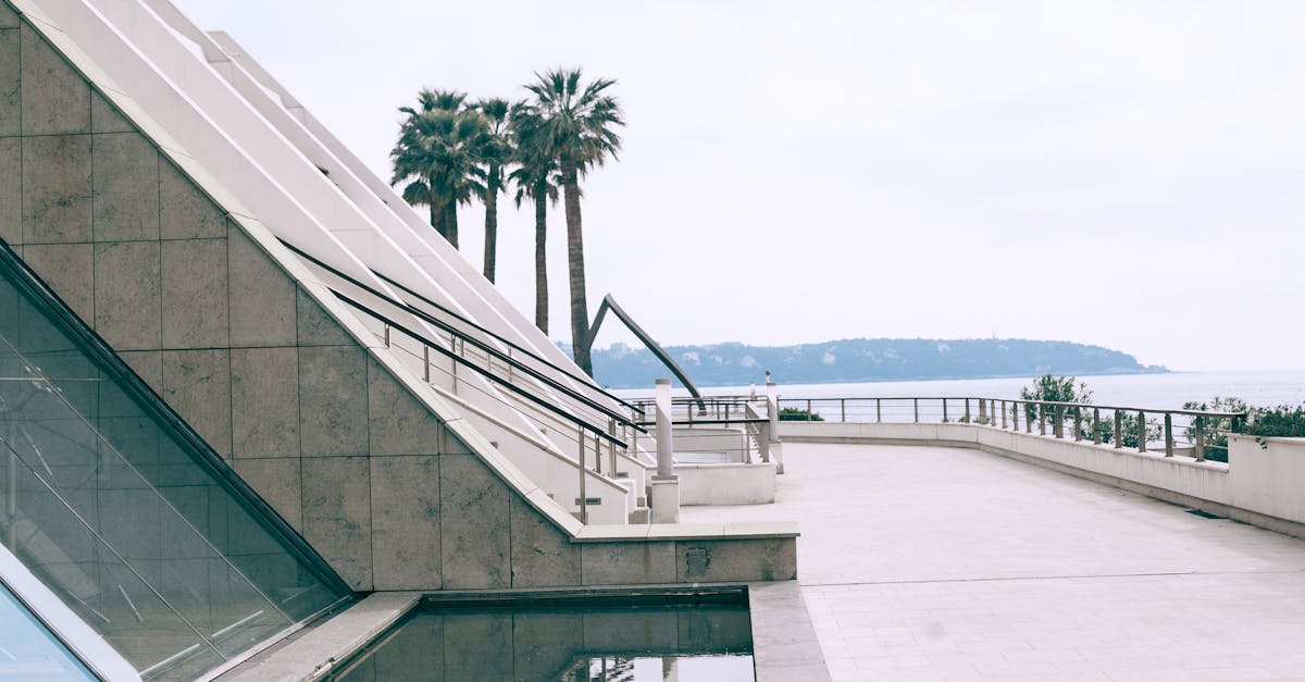 découvrez les principales réglementations à respecter pour la construction d'une terrasse : autorisations, distances à observer et normes essentielles pour réussir votre projet en toute légalité.