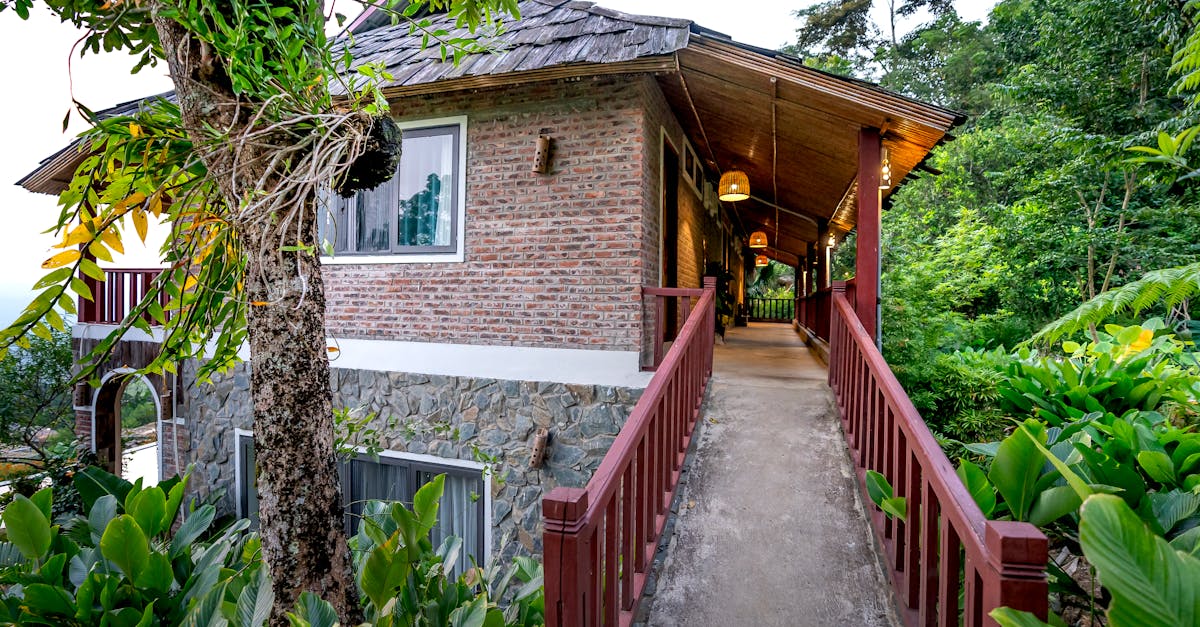 découvrez toutes les réglementations à respecter pour la construction d'une terrasse : autorisations, distances, matériaux et normes en vigueur pour un projet conforme à la législation française.