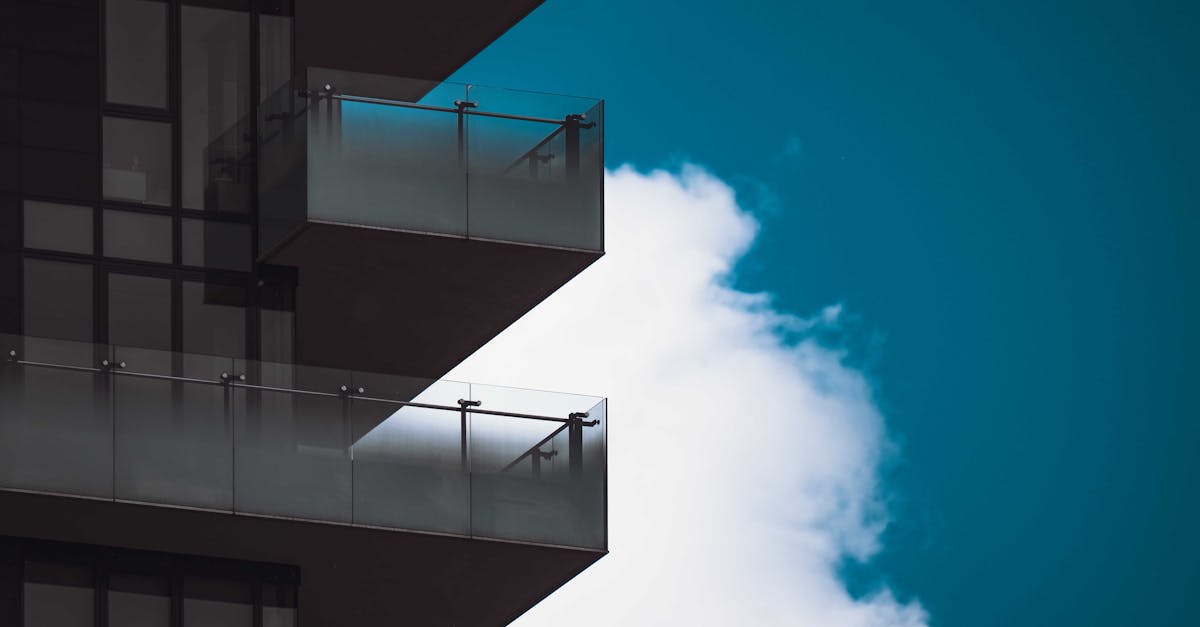 découvrez les principales réglementations à respecter pour la construction d'une terrasse : permis, normes de sécurité et démarches administratives. informez-vous avant de commencer vos travaux !